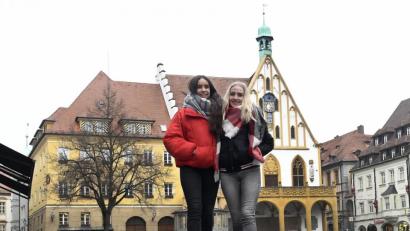 Bild: Petra Hartl
Sie leben die deutsch-französische Freundschaft und die Städtepartnerschaft zwischen Amberg und Périgueux: Die 15-jährige Französin Léa Ducret (links) absolviert ein Schuljahr am Erasmus-Gymnasium und lebt in dieser Zeit in der Familie ihrer gleichaltrigen Freundin Gina-Marie Meier in Ammersricht.