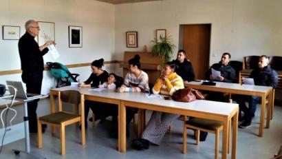 Bild: Irina Huber/exb
Reinhard Huber, ehrenamtlicher Mitarbeiter des Caritasverbandes Amberg-Sulzbach, erklärt Details des Onlineverfahrens.