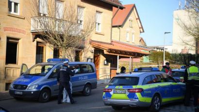 Bild: Sebastian Gollnow/dpa 
Nach Schüssen in in der Gaststätte "Deutscher Kaiser" in Rot am See im Nordosten Baden-Württembergs stehen Polizeiautos vor dem Gebäude in der Bahnhofsstraße. Hier sind sechs Menschen getötet und zwei verletzt worden sein. Ein Tatverdächtiger - offenbar der Sohn des Gastwirts- ist festgenommen worden, sagte die Polizei.