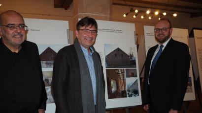 Bild: krb
Jakob Oberpreller und Karlheinz Beer zusammen mit Landrat Andreas Meier (von links) vor der Tafel „Neubau eines Wohnhauses in historischer Scheune in Kemnath“, mit dem das Architekturbüro des Weideners Beer einen Preis gewann.