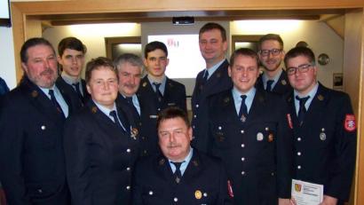 Bild: rrd
Einige Aktive der Feuerwehr Achtel haben sich fortgebildet und neue Aufgaben übernommen. Stehend von links der bisherige Kommandant Klaus Renner, Markus Hafner, Vorsitzende Rita Hafner, Kreisbrandinspektor Hans Sperber, Martin Hafner, Kommandant Armin Linhard, die drei Atemschutzgeräteträger Gerd Pirner, Johannes Appel und Dominik Schwab sowie (sitzend) Hermann Schöner, der für 40 Jahre Feuerwehrdienst ausgezeichnet wurde.