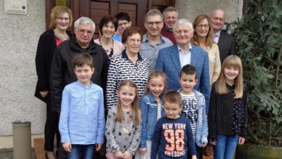 Bild: amö
Jubilarin Maria Rötzer (Mitte, mit Gatte Josef) freute sich über die Glückwünsche der Kinder und Urenkel. Für Pfarrei und Gemeinde gratulierte Bürgermeister Walter Schauer (hinten, rechts) und Pfarrer Eugen Wismeth (zweite Reihe, links).