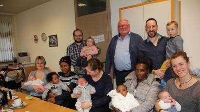 Bild: frd
Auf junge Familien ist ein Schwerpunkt der Stadtpolitik in Oberviechtach ausgerichtet. Das Angebot rund um Betreuung, Freizeitgestaltung und Fördermitteln erläuterte Bürgermeister Heinz Weigl den Eltern und Kindern beim Babytag im Rathaus.