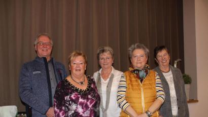 Bild: ads
An der Spitze der Rheuma-Liga Amberg steht nun ein Leitungsteam mit Josef Meier, Erika Weiss, Sprecherin Bianka Beckert, Christa Götz und Barbara Fischer (von links).