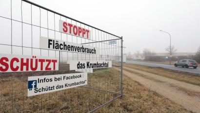Bild: Wolfgang Steinbacher
Ein Bauzaun im Nebel. Dieser lichtet sich rund um die Neubaupläne des Autohauses Widmann aber immer mehr. Das Unternehmen verlässt Amberg und verlegt seinen Oberpfälzer Firmensitz nach Ebermannsdorf ins Industriegebiet Schafhof.