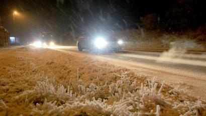 Bild: Ralf Zwiebler
Autos fahren am Morgen auf winterlichen Straßen.