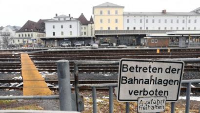 Bild: Gabi Schönberger
Für die Bürger führt noch kein direkter Weg vom Lerchenfeld hinüber zum Bahnhof. Die SPD will das ändern.