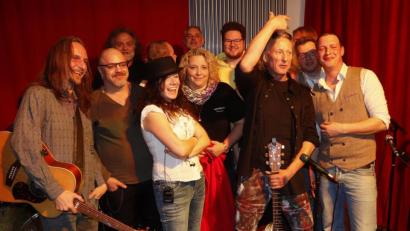Bild: mfh
Veranstalter und Bands des Benefizkonzerts für den Amberger Kindergarten St. Sebastian gemeinsam auf der Bühne der Musikkneipe Gestern.