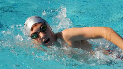 Bild: gb
Ein Bild aus seiner Jugendzeit: Florian Sammüller, der inzwischen zum Masters-Team des Tirschenreuther Schwimm-Clubs gehört, geht am Wochenende in der Mannschaft der SG Nordoberpfalz beim Landesliga-Entscheid im Wettbewerb um die deutschen Mannschaftsmeisterschaften an den Start.
