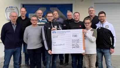 Bild: jr
Groß war die Freude beim TSV-Vorsitzenden Maximilian Siller, als ihm Sportpool-Vorsitzender Gerald Härtl einen Scheck über 7000 Euro übergab. Im Bild (von links) Konrad Härtl, Stefan Rosner, Raimund Stock, Otto Grillmeier, Maximilian Siller, Walter Hart, Dieter Niewolik, Harald Weiß, Gerald Härtl, Reinhard Betzl und Jugendbeauftragter Wolfgang Pötzl.