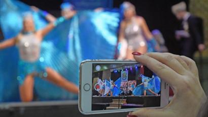 Bild: Gabi Schönberger
Faschingsverrückte haben Weiden fest in der Hand: zum Ostbayerischen Prinzengardetreffen kommen rund 730 Faschingsfans in die Mehrzweckhalle. Stundenlang zeigen die einzelnen Garden, was sie das Jahr über vorbereitet haben.