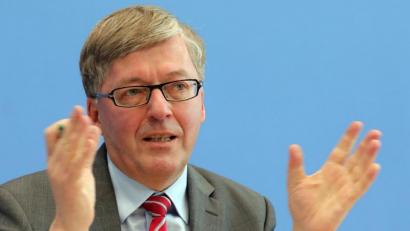 Bild: Wolfgang Kumm
Der Wehrbeauftragte des Bundestages, Hans-Peter Bartels, deckt die Mängel der Bundeswehr schonungslos auf. Er sieht aber auch Grund für Hoffnung.