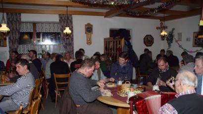 Bild: mmj
Ein zünftig aufspielendes Musikantentrio und eine deftige Brotzeit. Beim Wirt in Charlottenthal feierte der Stammtisch "Alter Fünfer" in seinem Vereinslokal sein Faschingskranzl.