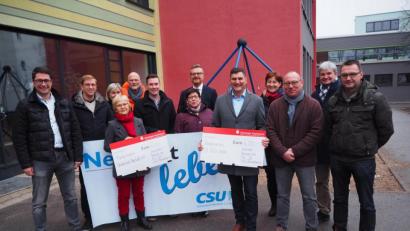 Bild: krb
Die CSU Neustadt spendet jeweils 400 Euro an die Fördervereine der Grundschule und der St.-Felix-Schule.