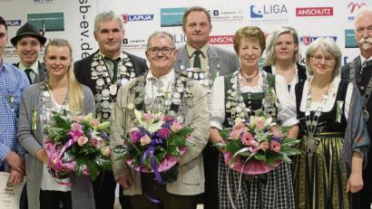 Bild: dl
OSB Präsident Franz Brunner (rechts) und die neuen OSB Landeswürdenträger mit ihren Stellvertretern. König Wolfgang Borisch, Liesl Gertraud Höppe und Jugendkönigin Ellena Merl (Mitte).
