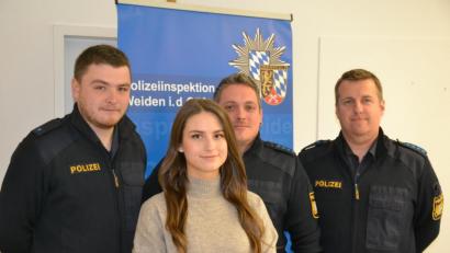 Bild: shl
Ihrem beherzten Eingriff hat ein 65-jähriger Autofahrer sein Leben zu verdanken: Joseph Fellner (von links), Jessica Hötzel und Thomas Krauß von der Polizeiinspektion Weiden leisten schnelle Erste Hilfe. Auch PI-Sprecher Mario Schieder (rechts) lobt das vorbildliche Handeln.