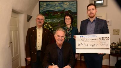 Bild: bey
Firmenchef Andreas Insinger trägt sich ins Goldene Buch des Marktes Luhe-Wildenau ein. Andreas Insinger jun. zeigt per großem Scheck die großzügige Spende. Bürgermeister Karl-Heinz Preißer und Schulleiterin Rektorin Sandra Landgraf freuen sich über die finanzielle Unterstützung, die auch örtlichen Vereinen zugute kommt.