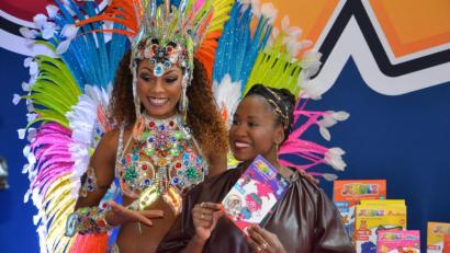 Bild: we
Entertainerin Motsi Mabuse (rechts) präsentiert in Nürnberg mit einer Samba-Tänzerin das Steck-Spiel Kixelz von Schmidt Spiele.