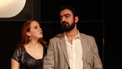 Bild: ubb
Die gebürtige Stiftländerin Christina Baumer spielt wieder Theater. Regisseur und Schauspieler Josef Rödl, ebenfalls ein Oberpfälzer, hat sie zu sich auf die Bühne des Zentraltheaters geholt, wo sie mit Schauspielgrößen wie Michele Cuciuffo (im Bild in der Rolle des Ali) im Stück "Angst essen Seele auf" nach dem Film von Rainer Werner Fassbinder als Wirtin Barbara eine wichtige Rolle vertritt.