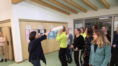Bild: hir
... im Praxisteil wurden die Bewegungsspiele dann in die Tat umgesetzt und es flossen Schweißperlen, aber auch Freudentränen.