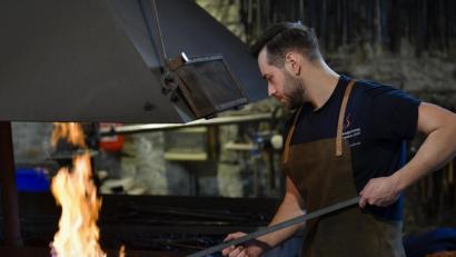 Bild: Kirsten Neumann/dpa-tmn
Anton Uhlenbrock, Auszubildender zum Metallbauer, erhitzt einen Metallstab bei über 1000 Grad, um ihn anschließend bearbeiten zu können.