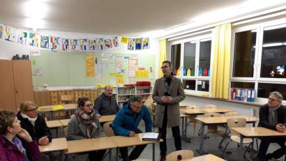 Bild: rtw
Lehrer und Eltern sollten in die Planungsprozesse für die Grundschule Neukirchen-Etzelwang einbezogen werden, sagte CSU-Bürgermeisterkandidat Peter Achatzi (stehend) bei einem Ortstermin.