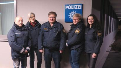 Bild: Polizeiinspektion Tirschenreuth/exb
Vier neue Mitglieder der Sicherheitswacht gehen Streife. Von rechts Martina Schmid, Anette Schieber, Polizeihauptkommissar Stefan Hage, Stephanie Kink und Georg Mierzowski.