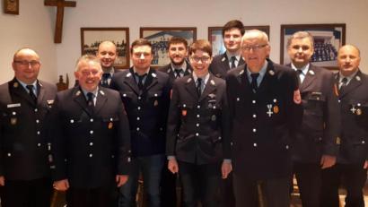 Bild: mng
Eine kleine Wehr mit großem Zusammenhalt: Auf die Kameraden der Feuerwehr Friedersreuth ist Verlass. An der Jahreshauptversammlung nehmen 
(vordere Reihe, von links) Kreisbrandmeister Jürgen Haider, Vorsitzender Siegfried Steiner, Christoph Bösl, Michael Ackermann, Manfred Stich sowie Kreisbrandinspektor Wolfgang Schwarz teil. Mit im Bild sind (hintere Reihe, von links) zweiter Vorsitzender Tobias Stich, Manuel Wöhrl, Daniel Reis und zweiter Kommandant Wolfgang Ackermann.
