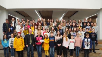 Bild: krb
Die Schüler des Gymnasiums Neustadt haben beim Weihnachtskonzert eindrucksvoll musiziert und um Spenden für die Hilfsaktion "Lichtblicke" gebeten. Diese 1440 Euro - neuer Rekord - übergeben sie nun an Schirmherrin Elisabeth Wittmann.