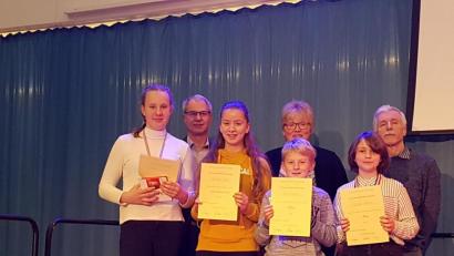 Bild: exb
Zum „Deutsch-Französischen Tag“ am Eschenbacher Gymnasium gehört auch ein Vorlesewettbewerb. Stellvertretende Schulleiter Martin Meier, Elternbeiratsvorsitzende Sabine Schultes und Französisch-Fachbetreuer Peter Arzberger (hinten, von links) überreichen den besten Teilnehmern Anna Schmidt, Martin Meier, Veronica Hieke, Max Weiß und Felicitas Wagner dafür Urkunden.