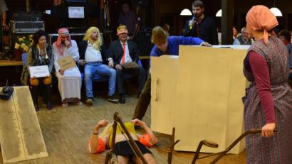 Bild: amö
Keine Alternative zum Ackern: Die "Tussi", die anstelle der Ochsen beim Bauernball vor den Pflug gespannt wird, läuft zu schnell heiß und bricht zusammen. "Prominenter Besuch" beobachtet im Hintergrund das Geschehen: "Donald Trump" und ein Ölscheich erwerben im Krämerhof CO2-Zertifikate.