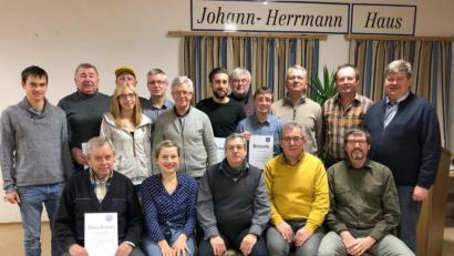 Bild: fsb
Der neugewählte Vorstand (vorne von links) Willi Herrmann, Monika Waldeck, Reinhold Feldkirchner, Manfred Herrmann und Reinhold Herrmann ehrt langjährige Mitglieder: