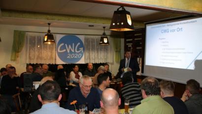 Bild: sne
Ewald Plößner stellt beim Bürgergespräch im Gasthaus "Zur Mauth" seine Kernanliegen vor und präsentiert zusammen mit den Gemeinderatskandidaten das Wahlprogramm.