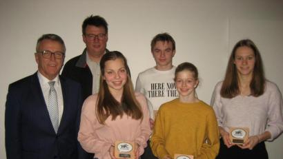 Bild: rbg
Für ihre zahlreichen Wettkampfstarts für den Tirschenreuther Schwimm-Club ehrten Bürgermeister Franz Stahl und der bisherige Vorsitzende Hubert Brech (von links) Lena Rath (750 Starts), Fynn Legat, Marlene Züllich und Carina Bönisch (je 500 Starts).