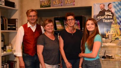 Bild: bey
Berthold Kellner hat beim Komödienstadel "Der Beste für die Besten" eine der Hauptrollen. In Nebenrollen spielten Anita Bösl, Claudia Pausch und Josefine Spörer (von links) mit.