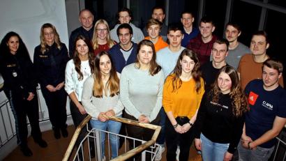 Bild: R. Kreuzer
Die jungen Kollegen begrüßen (von links) Seda Wintermayr, Nicole Prießnitz und Ulrich Glaser.