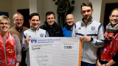 Bild: le
"Tausend Dank", sagen die Vertreter der katholischen Pfarrgemeinde St. Johannes der Täufer für 1000 Euro Spende vom Bayern-Fanclub . Das Geld soll für die Sanierung des Treppenaufganges zur Pfarrkirche verwendet werden. Von links: Initiatorin Marina Höfner, Kirchenpfleger Josef Rosner, Benni Reber, Pfarrer Max Früchtl, Stefan Kreiner, Florian Stadler und Lisa Maria Rast.