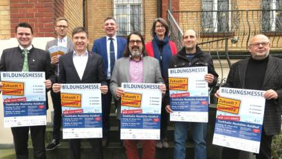 Bild: Hirsch
Thomas Ebeling, Florian Schmid, Wolfgang Reif, Manuel Lischka, Michael Wölfel, Susanne Plank, Armin Erben und Peter Wild (von links) werben für die 18. Bildungsmesse am 9. und 10. Februar in der Stadthalle Maxhütte-Haidhof.