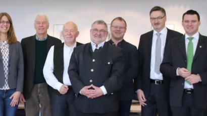 Bild: Thomas Dobler
Ökostrom aus dem Landkreis Schwandorf: Thomas Oppelt, Ingo Schroers und Katrin Gugel vom Bayernwerk stellten zusammen mit den Bemo-Verantwortlichen Arnold Kimmerl, Ernst Bräutigam, Armin Schärtl, Herbert Werner und Hans Prechtl (von links) die Firma Bemo–Regiostrom vor. Zustimmung gab es von Nabburgs stellvertretendem Bürgermeister Kurt Koppmann (rechts) und Landrat Thomas Ebeling (daneben).