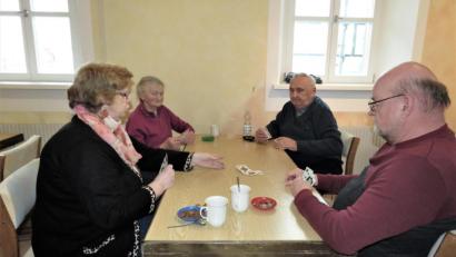 Bild: ubb
Schafkopfen weckt Erinnerungen: Bis auf Berta Legat (links hinten) haben Resi Bäumler (links, vorne), August Fütterer und Roland Lochner (von rechts) den bayerischen Spielkartenklassiker bereits als Kind gelernt. Beim Seniorenspielenachmittag lassen sie die schöne Zeit von damals wieder aufleben.