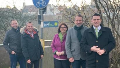 Bild: exb
Bei einem Ortstermin mit Landrat Thomas Ebeling waren sich CSU-Bürgermeisterkandidat Frank Zeitler sowie die Stadt- und Kreistagskandidaten Marianne Forster, Hans-Georg Dobler und Tobias Knechtel (von rechts) sowie JU-Vorsitzender Kilian Gradl (nicht im Bild) einig: Das Baxi sei ein Gewinn für den Personennahverkehr.