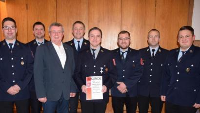 Bild: wku
Nach den Wahlen und Ehrungen bei der Feuerwehr Kürmreuth-Hannesreuth stellen sich (von links) der neue Vorsitzende Andreas Winter, Erwin Schinhammer, Bürgermeister Hans Koch, Kommandant Thomas Kogelbauer, der für 30 Jahre bei der Feuerwehr ausgezeichnete Thomas Kraus, Andreas Pirkl, Michael Schmidt und Daniel Kederer zum Erinnerungsfoto.