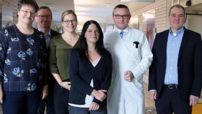 Bild: Klinikum Fichtelgebirge/exb
Isabella Panzer ist die erste Klinikstudentin, die nun am Klinikum Fichtelgebirge in die Facharztausbildung startet. Im Bild von links Martina Busch, Siegfried Kießling, Nina Ziesel, Isabella Panzer, Dr. Philipp Koehl und Alexander Meyer.