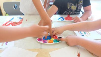 Symbolbild: ohr
In Familien mit schwerkranken Angehörigen leiden Kinder oft besonders unter der Situation. Aktionen wie gemeinsames Kochen oder Spielen in der "Löwenherz"-Gruppe bringen sie auf andere Gedanken.