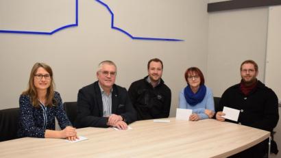 Bild: bnr
Geteilte Freude ist doppelte Freude dachte sich Bürgermeister Richard Tischler (Zweiter von links). Er lies fünf Institutionen an seiner Geburtstagsfreude teilhaben. Mit einem Betrag von jeweils 500 Euro überraschte er von links: Daniela Kielhorn, Thorsten Eckert, Gabi Schönberger und Gerhard Pamler. Arnold Kimmerl war zu diesem Termin verhindert.