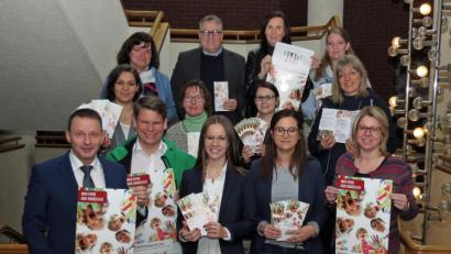 Bild: Dobmeier
Die Bündnisse für Familien in Weiden und dem Landkreis Neustadt/WN bieten mit professionellen Organisatoren abwechslungsreiche Kinderferienbetreuung an. Plakate und Flyer in Kommunen, Kindergärten und Grundschulen weisen auf Kontakte hin.