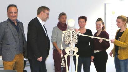 Bild: Hirsch
Schülerinnen der Altenpflegeschule Döpfer diskutierten mit MdL Alexander Flierl (Zweiter von links) über Gesundheitsfragen. In der Mitte Lehrerin Manuela Oberloher. Links Schulleiter "Altenpflege" Martin Gleixner.