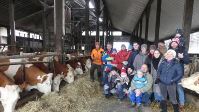 Bild: rn
Auf glückliche Küche treffen die ÜCWler beim Besuch des Anwesens von Roland Völkl (hinten, Dritter von links).