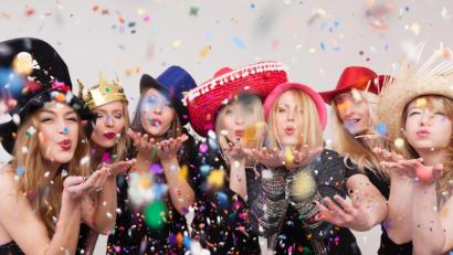 Bild:  Christian Schwier – stock.adobe.com
Tatsächlich kann so etwas Sinnfreies wie das Verkleiden im Fasching richtig glücklich machen.