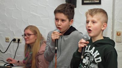 Bild: sön
Beim Karaoke schmetterten Moritz und Felix (von rechts) wie Helene Fischer „Atemlos durch die Nacht“. FÖJlerin Franziska sorgte per Laptop für Bild- und Textuntermalung.